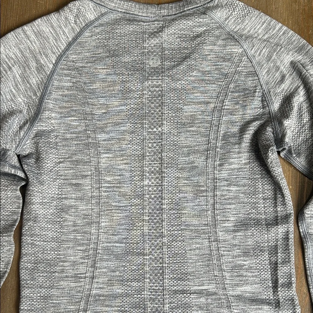 Lululemon Athletica Light Gray Long Sleeve Tee - Picture 15 of 16